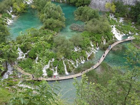 プリトヴィツェ湖群国立公園　湖上の通路 クロアチア,プリトヴィツェ湖群国立公園,湖の写真素材