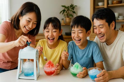 自宅でかき氷を作って楽しむ家族 自宅でかき氷を作って楽しむ家族の写真
