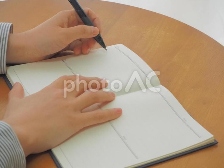 日記を書く（左利き） 日記,メモ,メモ書きの写真素材