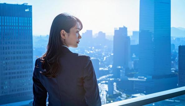 未来を見つめ希望を抱くビジネスマン後ろ姿 未来を見つめ希望を抱くビジネスマン後ろ姿の写真