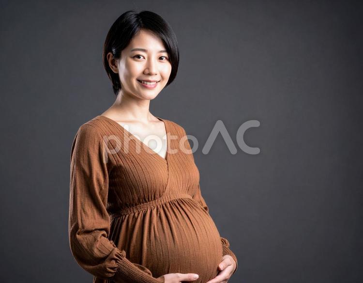 茶色いワンピースを着た日本人妊婦 妊婦,ポートレート,茶色の写真素材