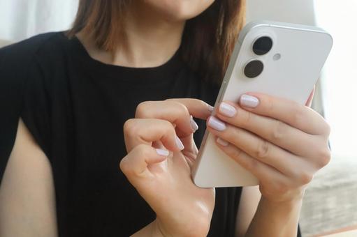 スマホを持つ女性 スマホを持つ女性 スマホ,女性,ビジネスの写真素材
