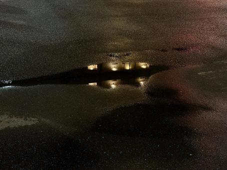 夜の水たまり 夜の水たまりの写真