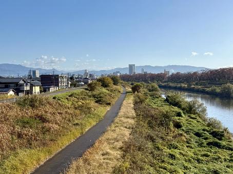 11月末の昼間　晩秋の福井県の足羽川 11月末,晩秋,景色の写真素材