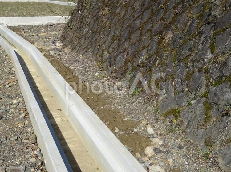 新設された側溝と石垣 側溝,水路,コンクリートの写真素材