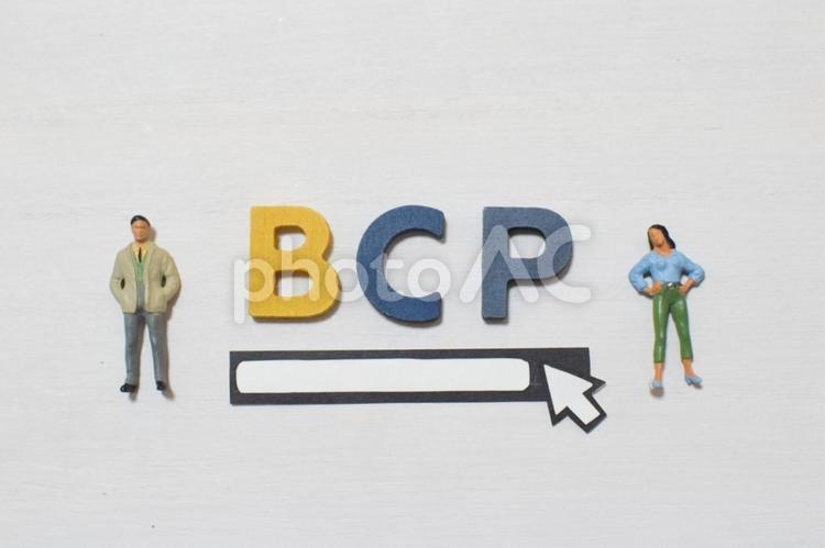 BCPについてビジネスマンが調べる② bcp,事業継続計画,事業の写真素材