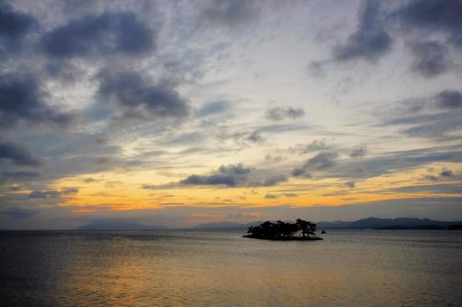 島根県松江市・宍道湖と嫁島の夕暮れ 島根県松江市・宍道湖と嫁島の夕暮れ 宍道湖,松江,嫁島の写真素材