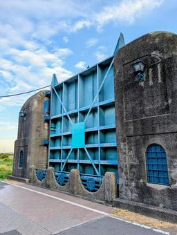 多摩川沿いの門 多摩川,夏,自然の写真素材