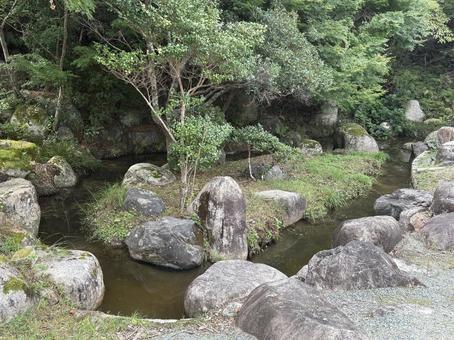 小川の流れる庭園 小川の流れる庭園 庭園,小川,水辺の写真素材