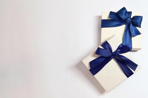 【ギフト】ブルーリボンのギフトボックス ギフト,ギフトボックス,プレゼントの写真素材
