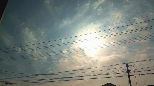 電線越しの日の出と空模様 電線越しの日の出と空模様 日光,朝日,電線の写真素材