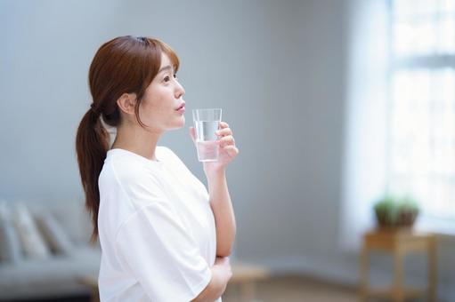 水のコップを持つ横向き女性 女性,水,飲み物の写真素材