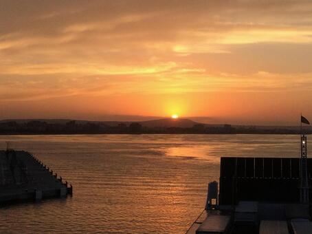 船から見た夕日 船から見た夕日の写真