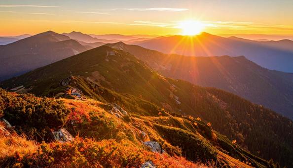 夕陽に染まる秋の稜線 夕陽に染まる秋の稜線の写真