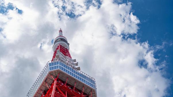 下から見た東京タワーの写真