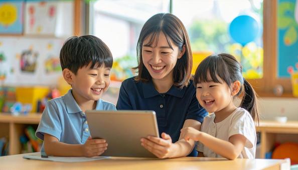 タブレットで遊ぶ保育士と子ども タブレットで遊ぶ保育士と子どもの写真