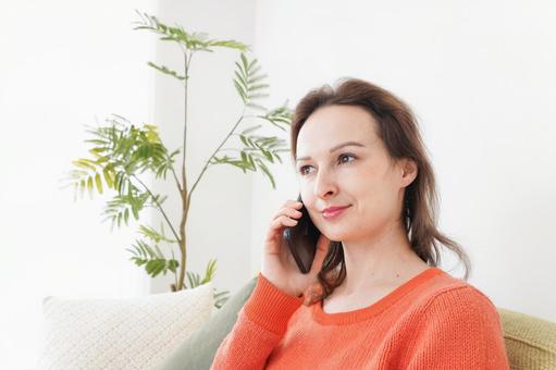 家で通話をする若い女性 クレーム,セールス,通話料の写真素材
