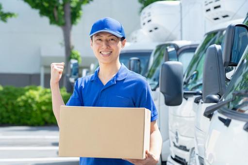 荷物を運ぶミドルのトラックドライバー 荷物を運ぶミドルのトラックドライバーの写真