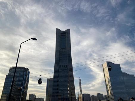 横浜ランドマークタワーとエアキャビン 横浜ランドマークタワーとエアキャビンの写真