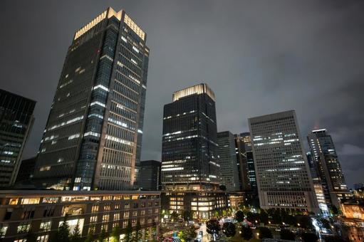 東京駅前のビル群 夜景 東京駅前のビル群 夜景 ビル,夜景,曇天の写真素材