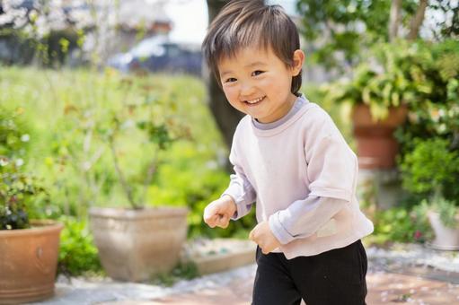 Dancing 2-year-old child_Sakura in full bloom, bir çocuk, bir oğlan, dans, JPG