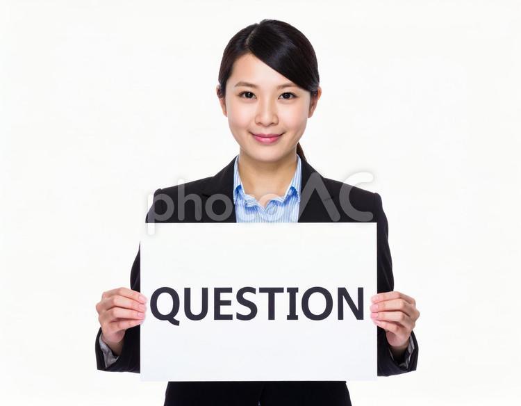 QUESTIONと書いたボードを持つ女性 女性,ボード,クエスチョンの写真素材