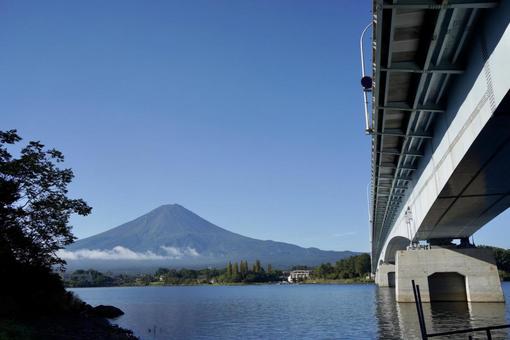 富士山と河口湖 富士山と河口湖の写真