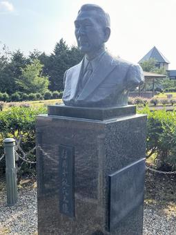 Photo, bronze statue, visa for life, sugihara thousand acres, 