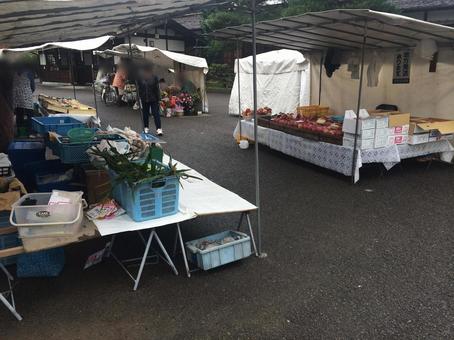 早朝の高山陣屋前の朝市の風景(岐阜高山 早朝の高山陣屋前の朝市の風景(岐阜高山の写真