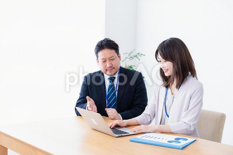 新入社員の教育をする上司 先生,相談,部下の写真素材
