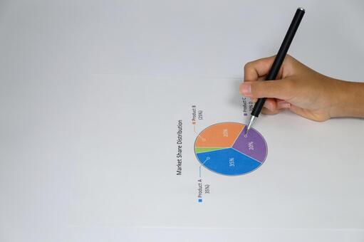 パイチャートを指し示す手元 パイチャート,グラフ,ビジネスの写真素材