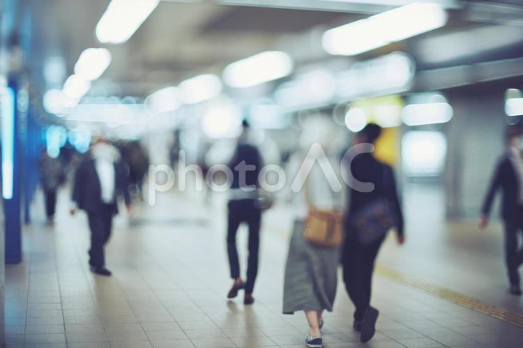 地下街を歩く人々 ぼかしイメージ ビジネス,仕事,ぼかしの写真素材