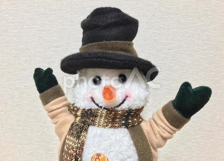 マフラーをしたスノーマンの置物　クリスマス　雪だるま スノーマン置物,スノーマン飾り,スノーマンの写真素材