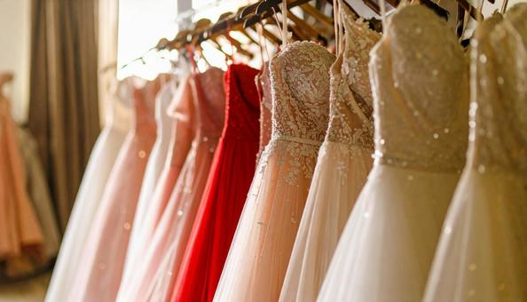 レンタルドレス屋にかかるたくさんのドレス レンタルドレス屋にかかるたくさんのドレスの写真