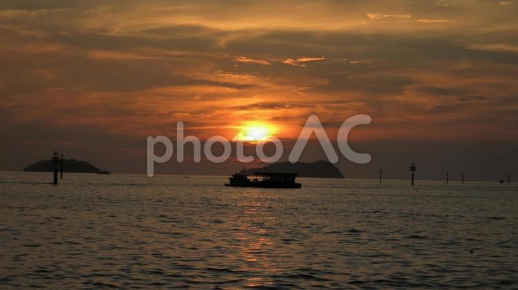 夕暮れの船 海,夕暮れ,夕方の写真素材