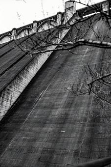 モノクロの巨大ダムの写真