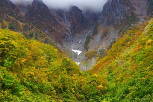 【紅葉】谷川岳の一ノ倉沢ハイキングの写真