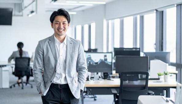 オフィスで働く日本人システムエンジニア オフィスで働く日本人システムエンジニアの写真