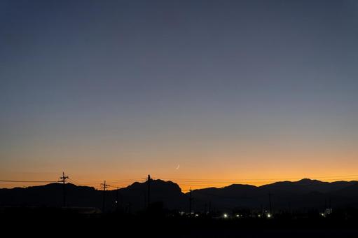 山の向こうに見える夕焼け 月,三日月,夕焼けの写真素材