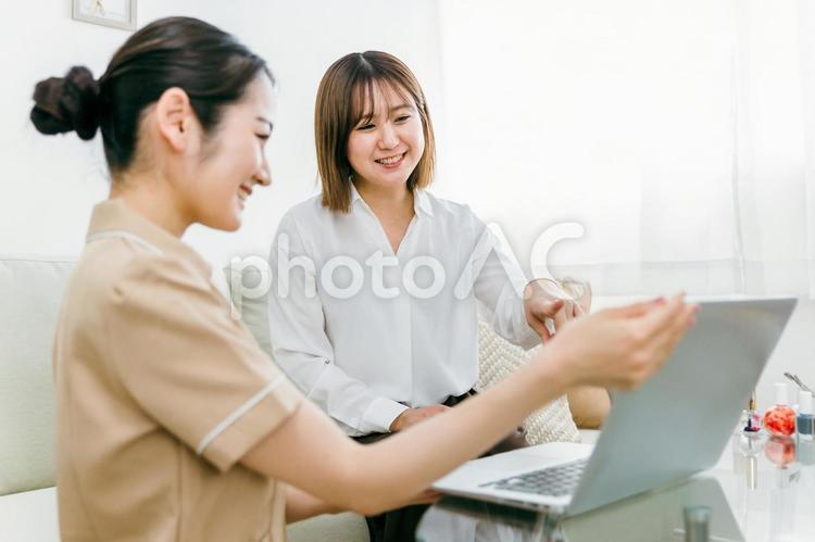 エステサロンで施術の説明を受ける女性 エステサロン,ネイルサロン,サロンの写真素材