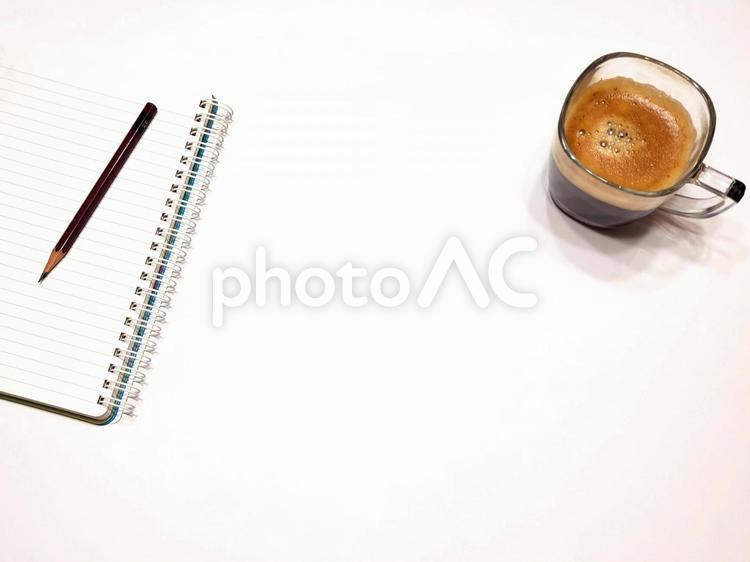ノートとコーヒーのシンプル白背景写真 文房具,コーヒー,飲み物の写真素材