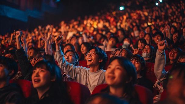 歓喜の瞬間、両手を上げる人々 歓喜の瞬間、両手を上げる人々の写真