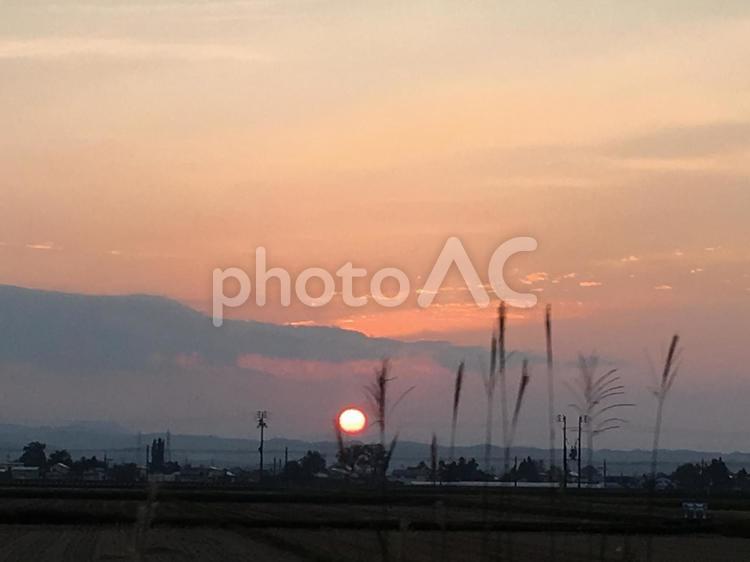 夕暮れ 夕焼け,夕暮れ,夕日の写真素材