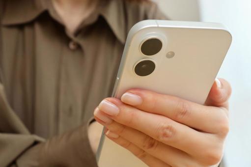 スマホを持つ女性 スマホを持つ女性 スマホ,女性,ビジネスの写真素材