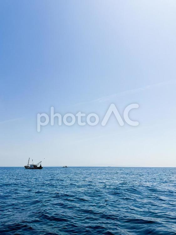 夏空と海の水平線 空,海,船の写真素材