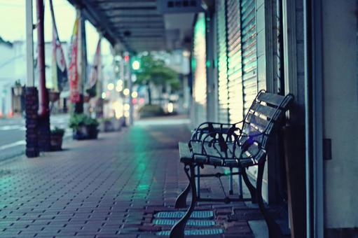 夜の商店街のベンチ ベンチ,商店街,夜景の写真素材