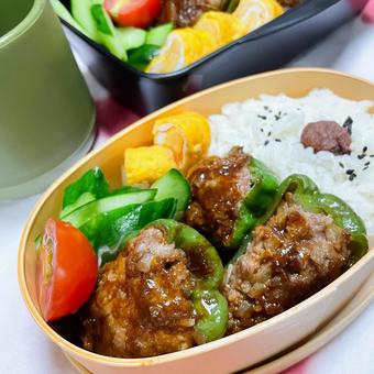 彩り豊かなピーマンの肉詰め弁当 彩り豊かなピーマンの肉詰め弁当 弁当,ピーマン肉詰め,家庭料理の写真素材