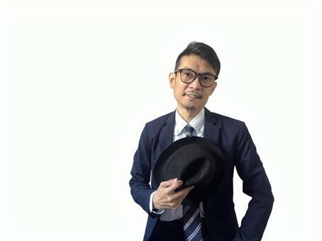 ハットを持ち微笑むスーツの男性 男性,ビジネスマン,スーツの写真素材