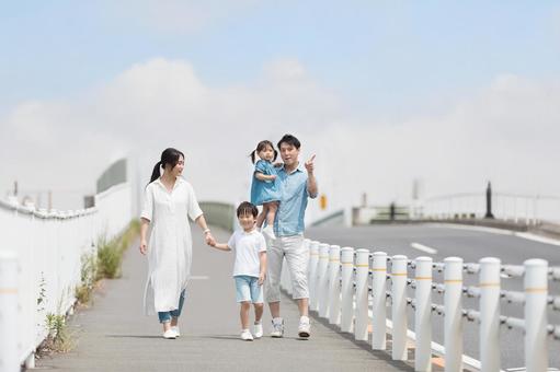手を繋いで屋外を散歩する親子 手を繋いで屋外を散歩する親子 人物,家族,手を繋ぐの写真素材
