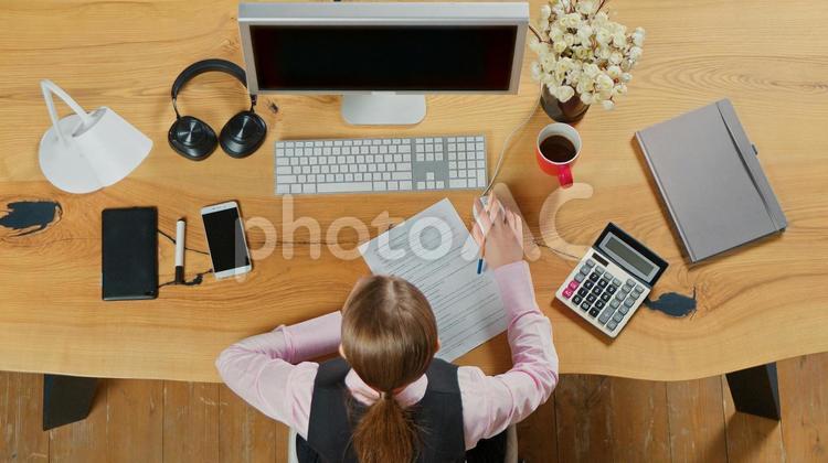 ペンを持ちマウスを操作する女性 女性,ビジネス,デスクワークの写真素材